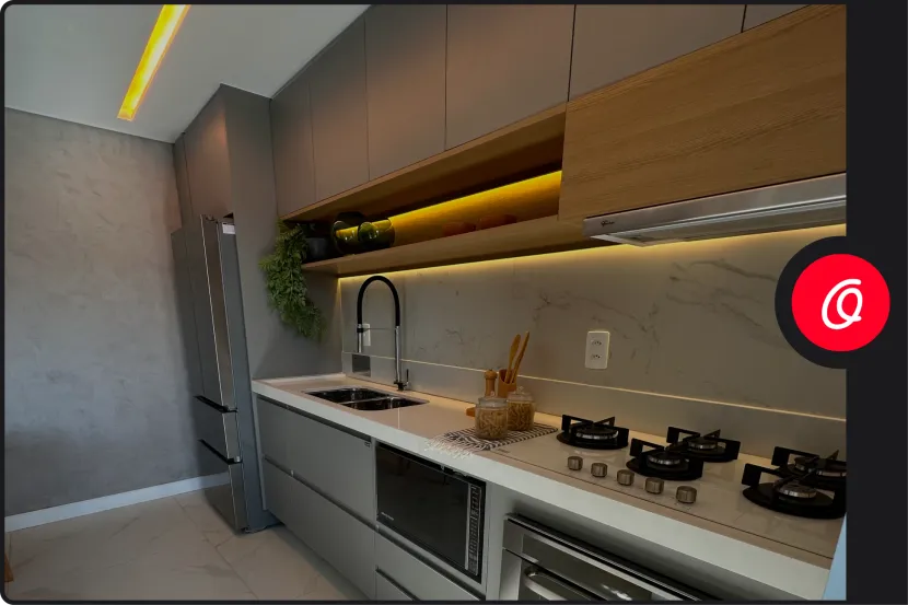 Cozinha planejada com cooktop e armários em tom claro