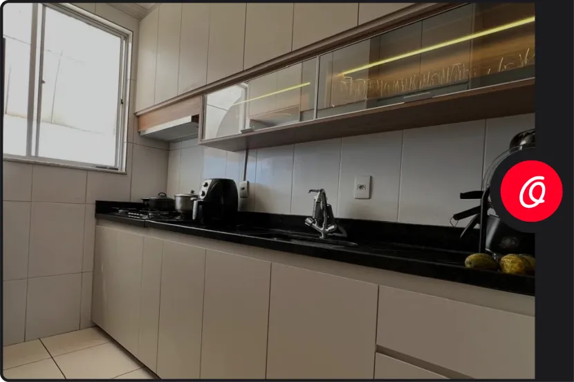 Cozinha planejada clara com iluminação embutida sob os armários